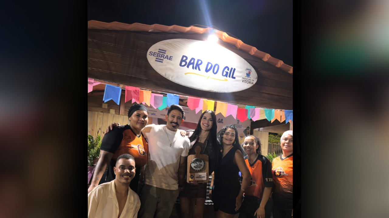 Equipe do Bar do Gil reunida em frente ao estande do evento Roda de Boteco