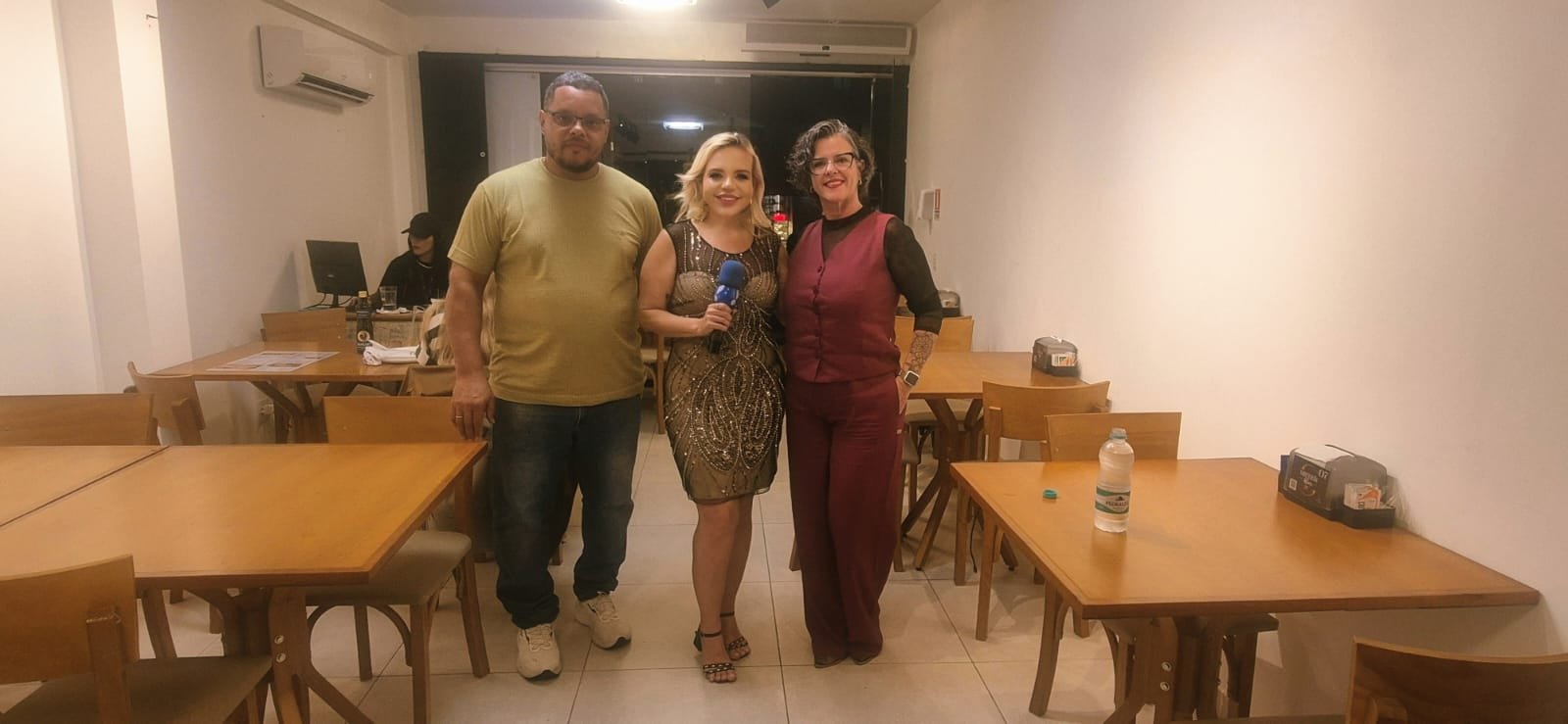Convidados prestigiando o lançamento do Misturas Bar em Jardim Camburi