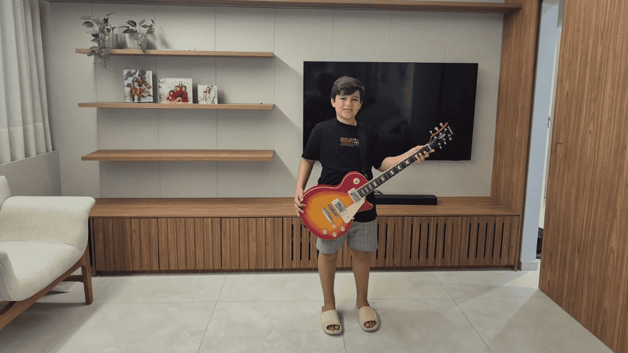 Augusto Heringer com sua guitarra
