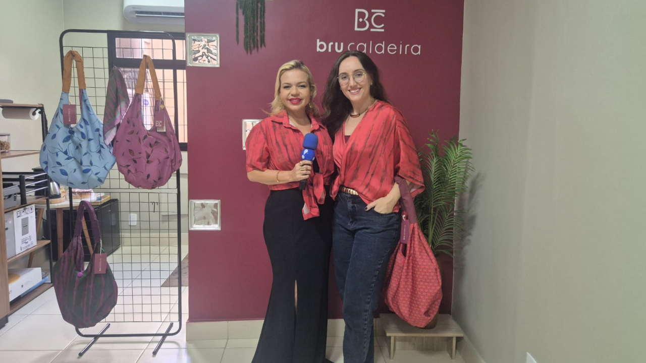 A apresentadora Carol Camurugy ao lado de Bru Caldeira nos bastidores da gravação