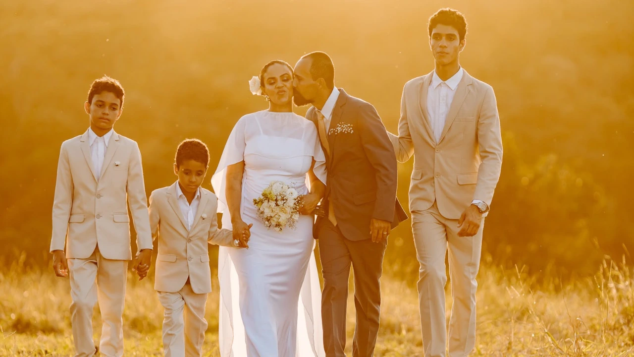 Cláudia e Leandro celebram bodas de rosas com amor e união familiar