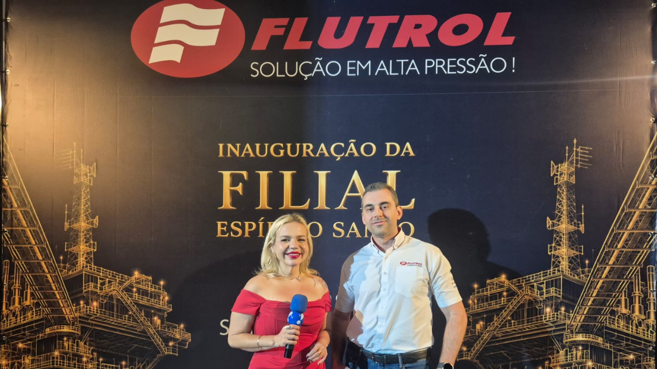 Convidado ao lado de Carol Camurugy durante o evento
