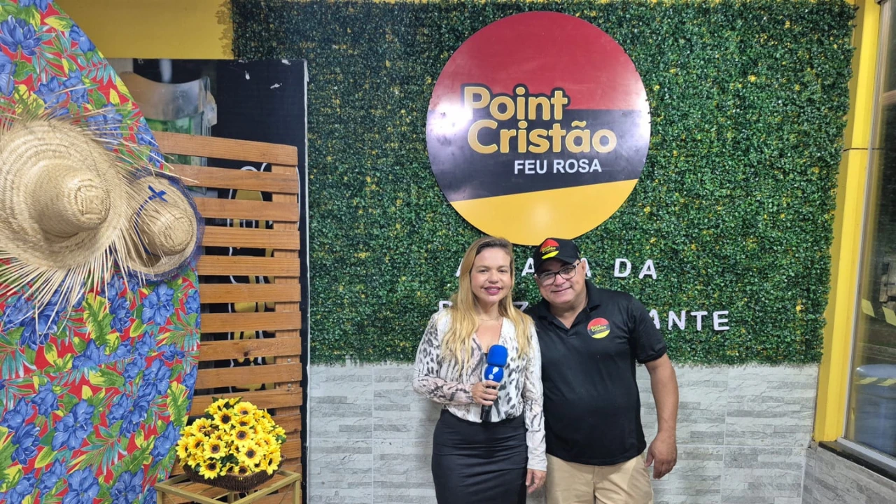 Apresentadora Carol Camurugy e o proprietário do estabelecimento em Feu Rosa