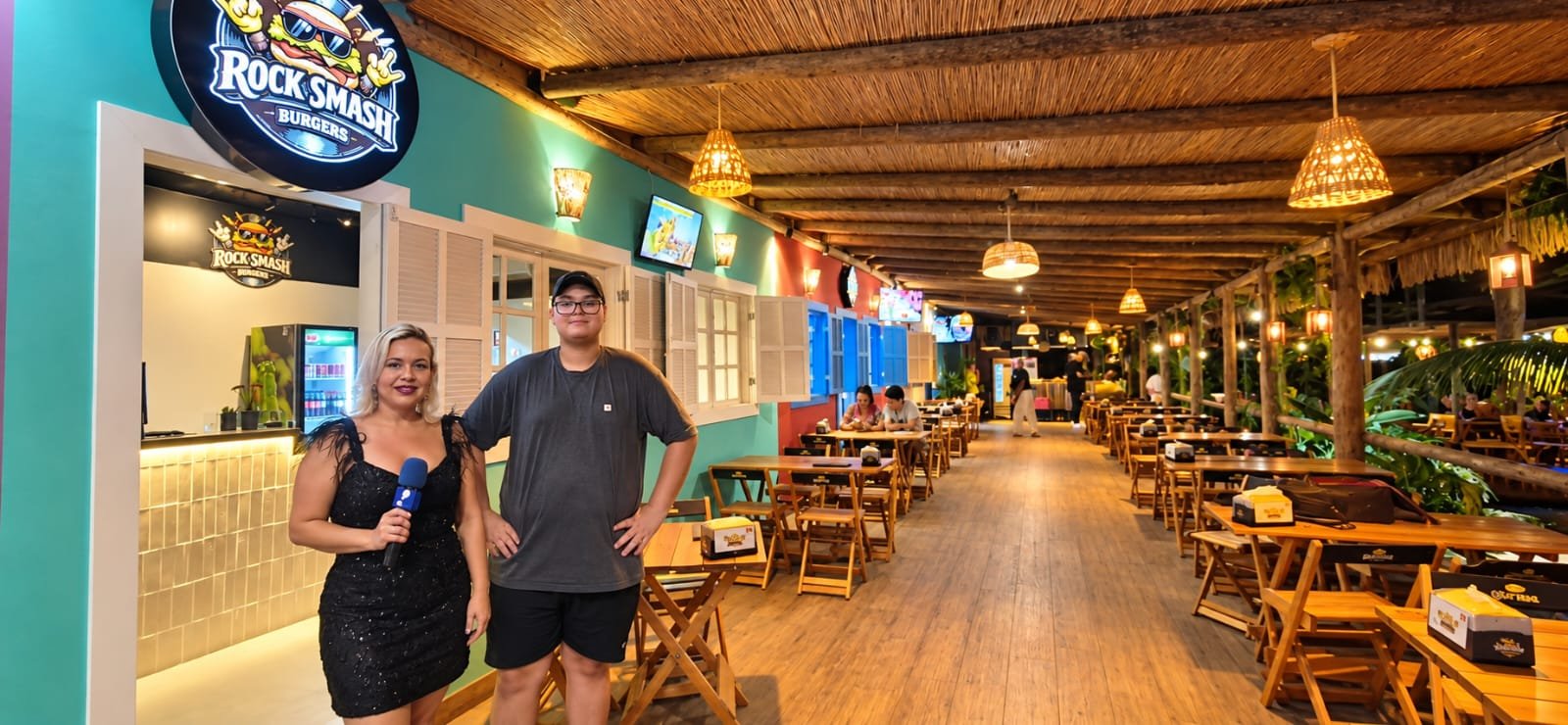 Cola que é Turismo marca presença no Rock Smash Burguer