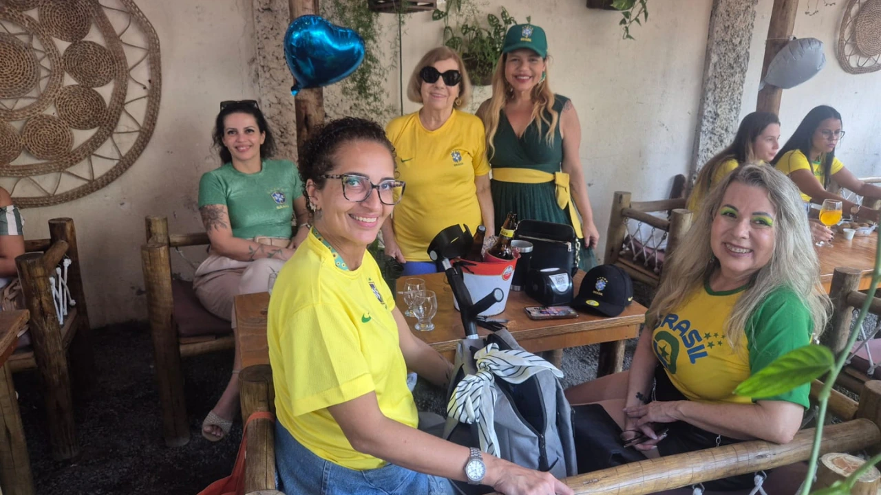 Torcida reunida e animada no Cola na Copa