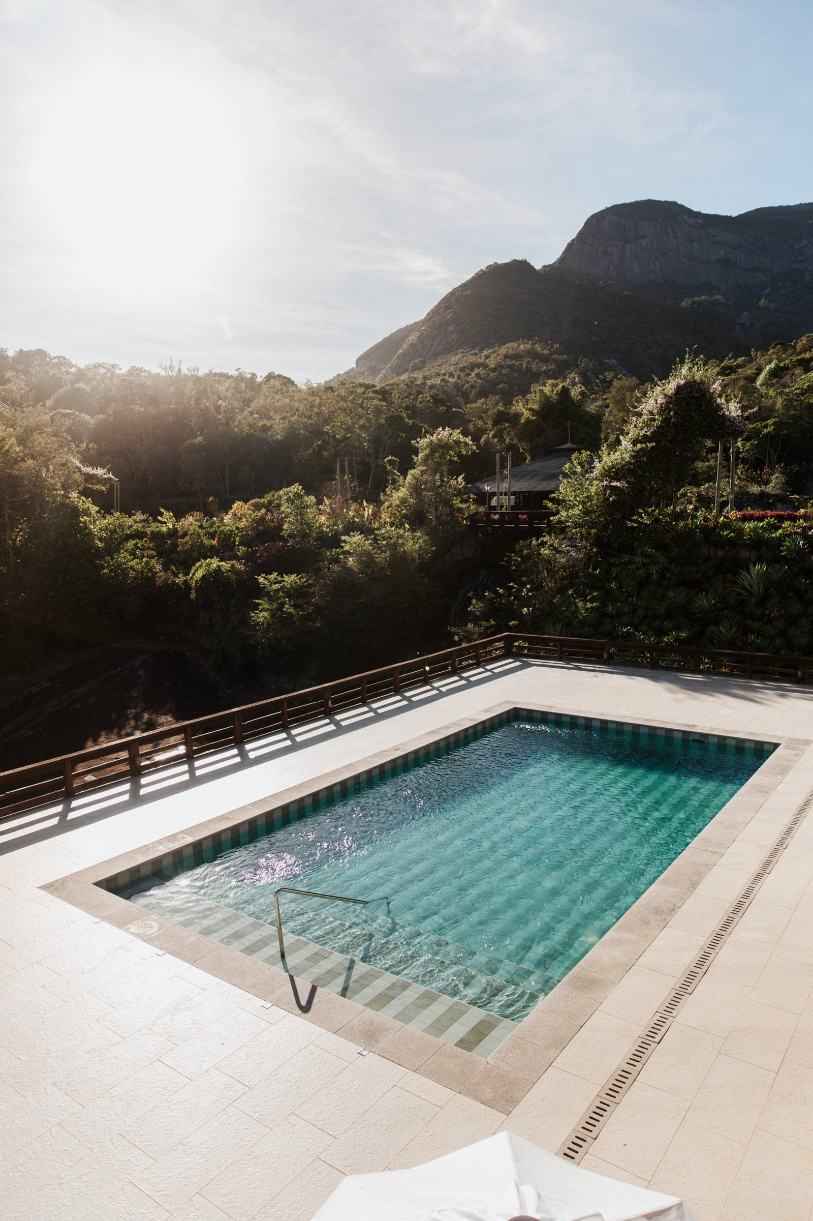 Piscina com vista para as montanhas