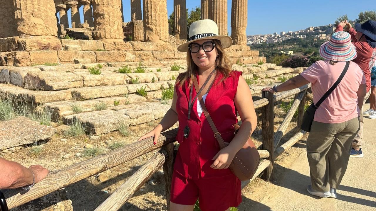 Dra. Sandra Freitas explorando os impressionantes templos históricos na Sicília