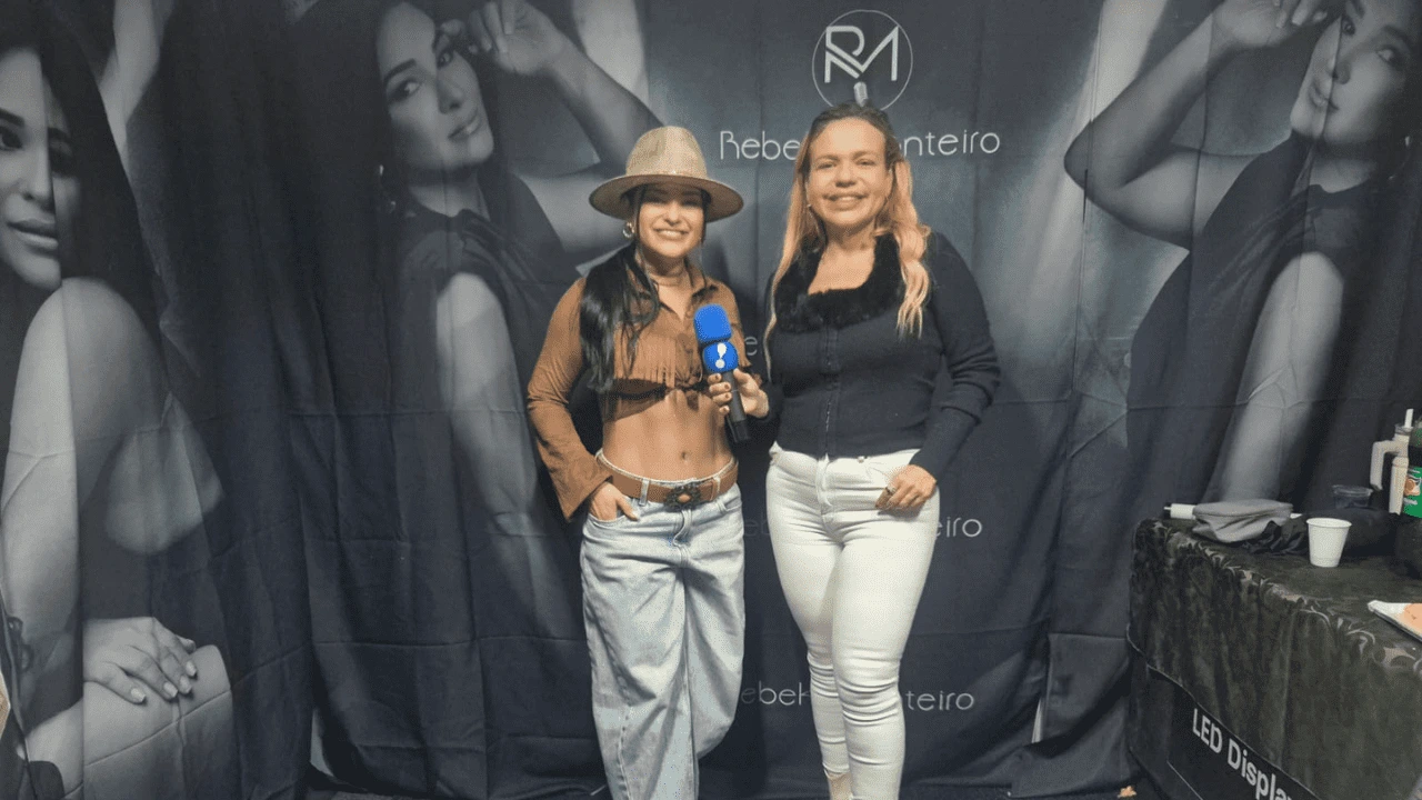 Apresentadora Carol Camurugy com a cantora sertaneja Rebeka Monteiro
