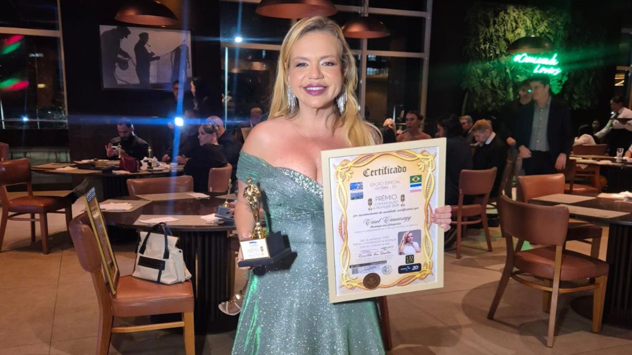 Carol Camurugy recebe homenagem por sua trajetória na comunicação