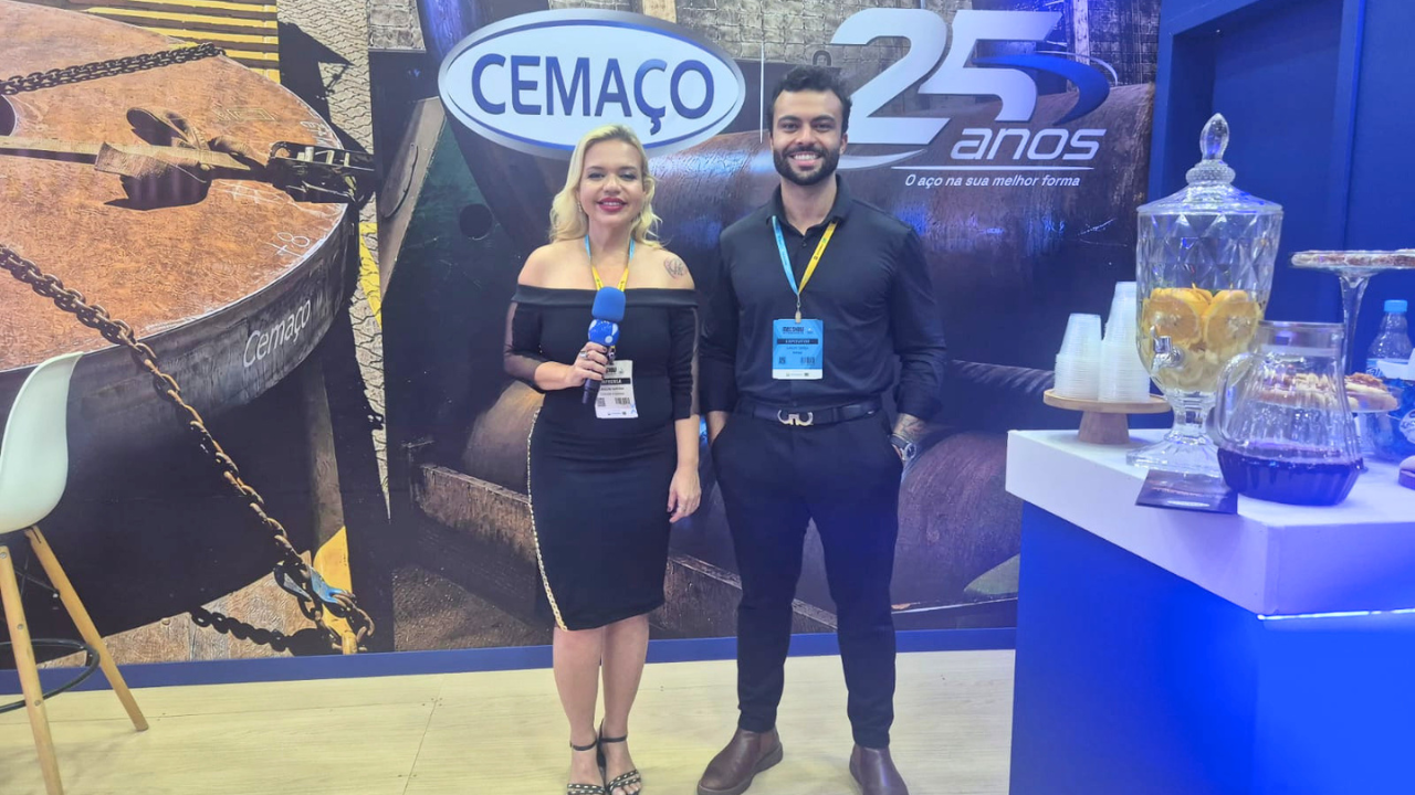Apresentadora no estande da Cemaço