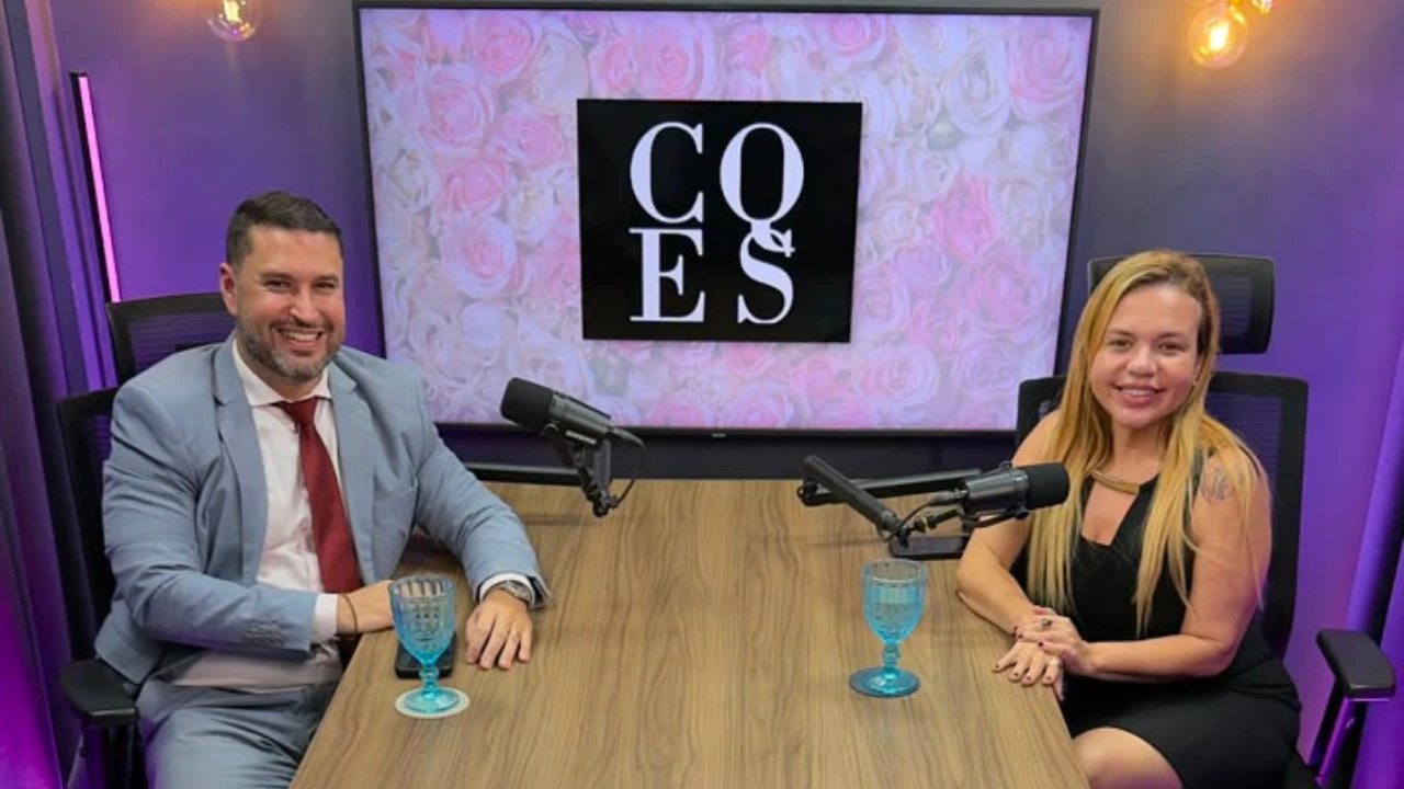 Carol Camurugy recebe Lucas Giuberti no Cola no Podcast