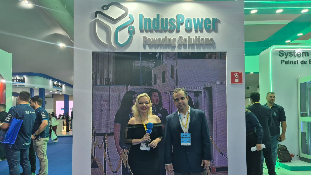 Apresentadora no estande da Indus Power