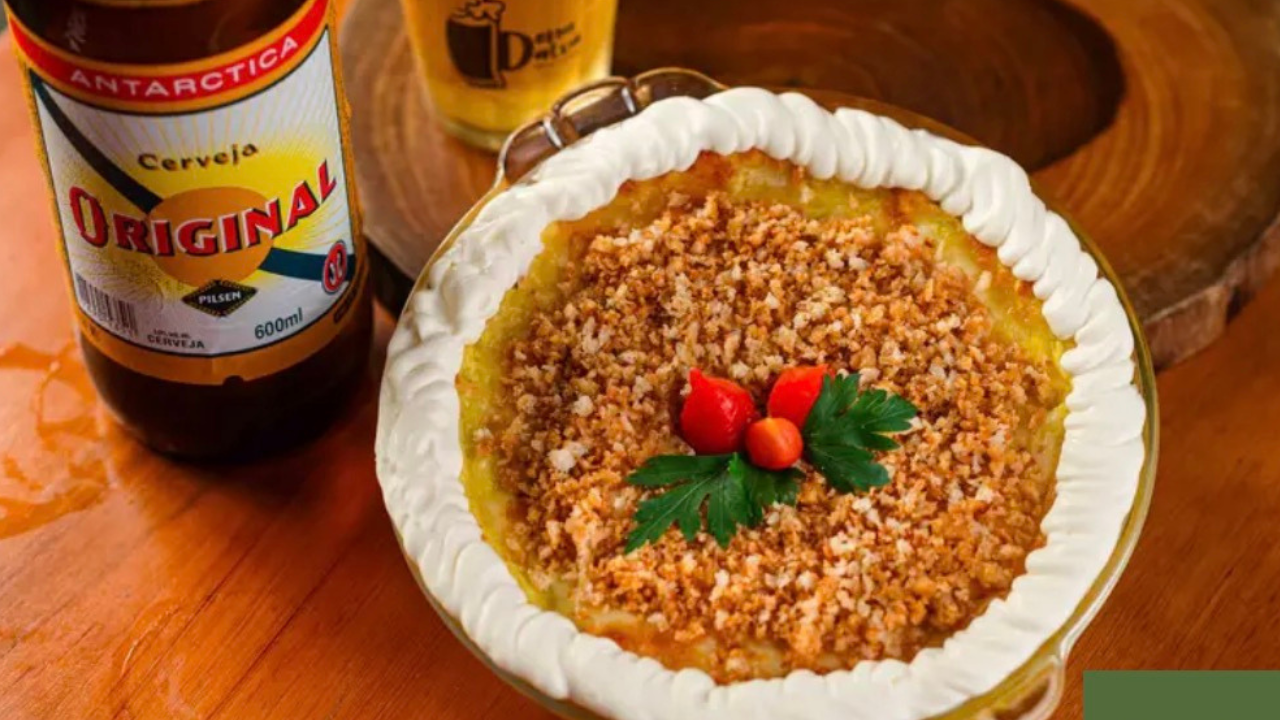 Petisco Porca Charmosa servido em prato especial acompanhado de cerveja