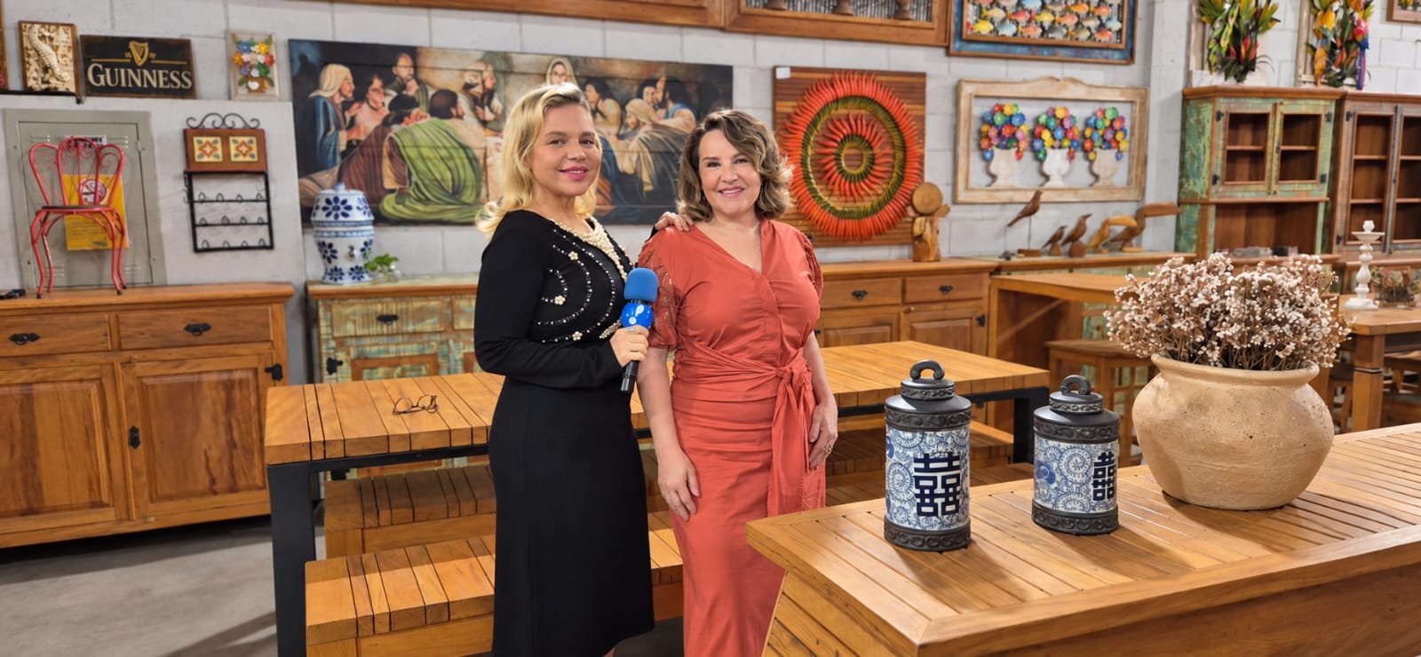 Carol Camurugy grava dicas no Império dos Móveis