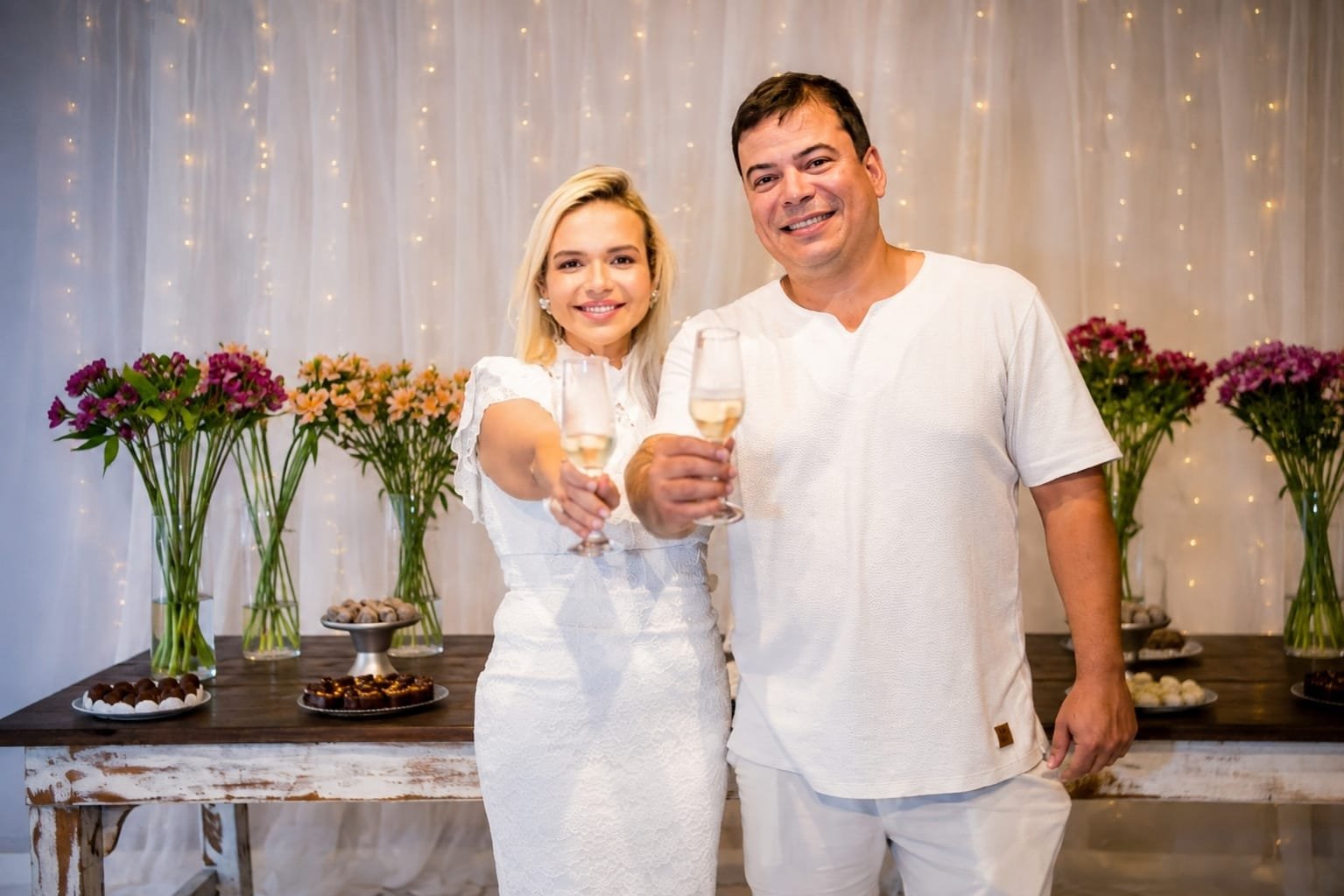 Carol Camurugy e Anderson Willian celebram o amor em chá de casa nova