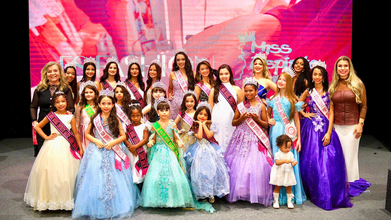 Candidatas e vencedoras do Miss Espírito Santo reunidas no palco