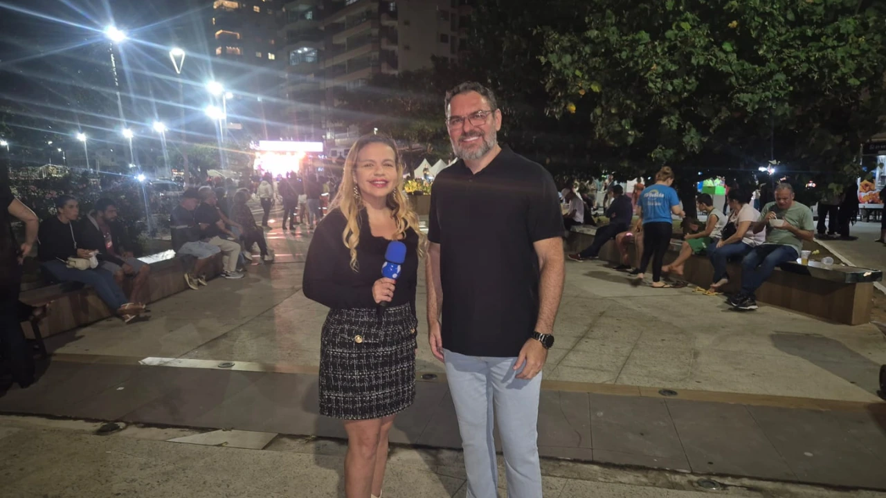 Apresentadora Carol Camurugy com o Secretário de Turismo, Peterson de Castro