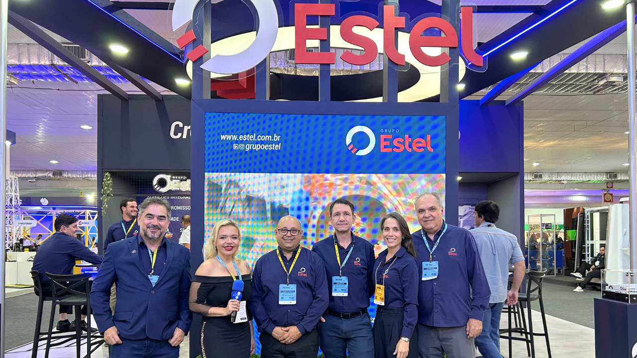 Apresentadora no estande da Emstel