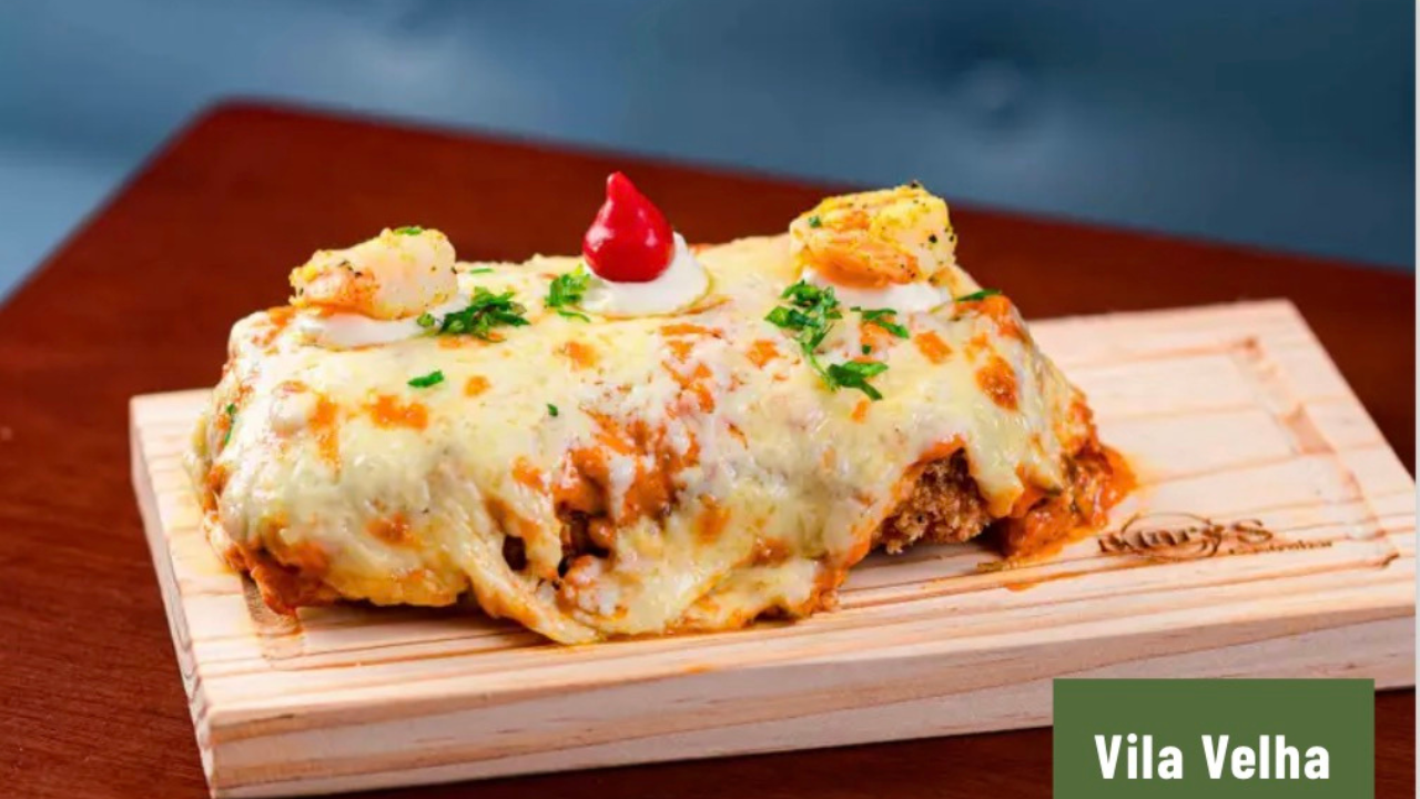 Petisco Parmegiana de Camarão servido em uma tábua de madeira
